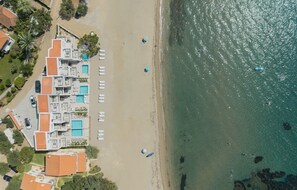 A coastal hotel with multiple swimming pools, a beach, and a clear view of the sea. - Strovilla Gaia 3 Luxury Private Beachfront Villas (Psakoudia)