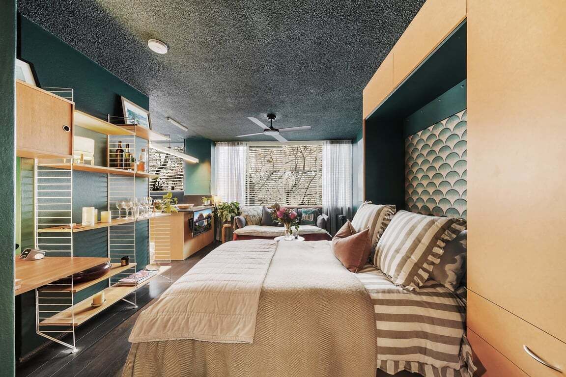 Un dormitorio moderno con cama, mesitas de noche y armario empotrado.