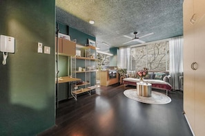 Ein modernes Wohnzimmer mit einer Couch, einem Couchtisch und einem Bücherregal.