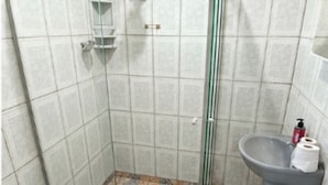 Casa familiar, vista al jardín | Baño
