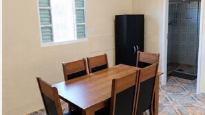 Casa familiar, vista al jardín | Restaurantes