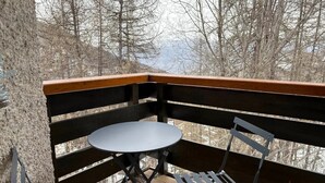 A balcony with a small round table and two chairs. - Appartement 4 Personnes 31m² - Les Orres 1650 (Les Orres)