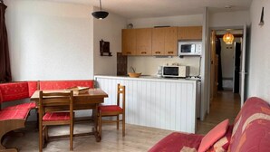 A compact living space with a dining area, kitchenette, and a sofa. - Appartement 4 Personnes 31m² - Les Orres 1650 (Les Orres)