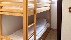 A bunk bed with three levels, a window, and a door. - Appartement 4 Personnes 31m² - Les Orres 1650 (Les Orres)