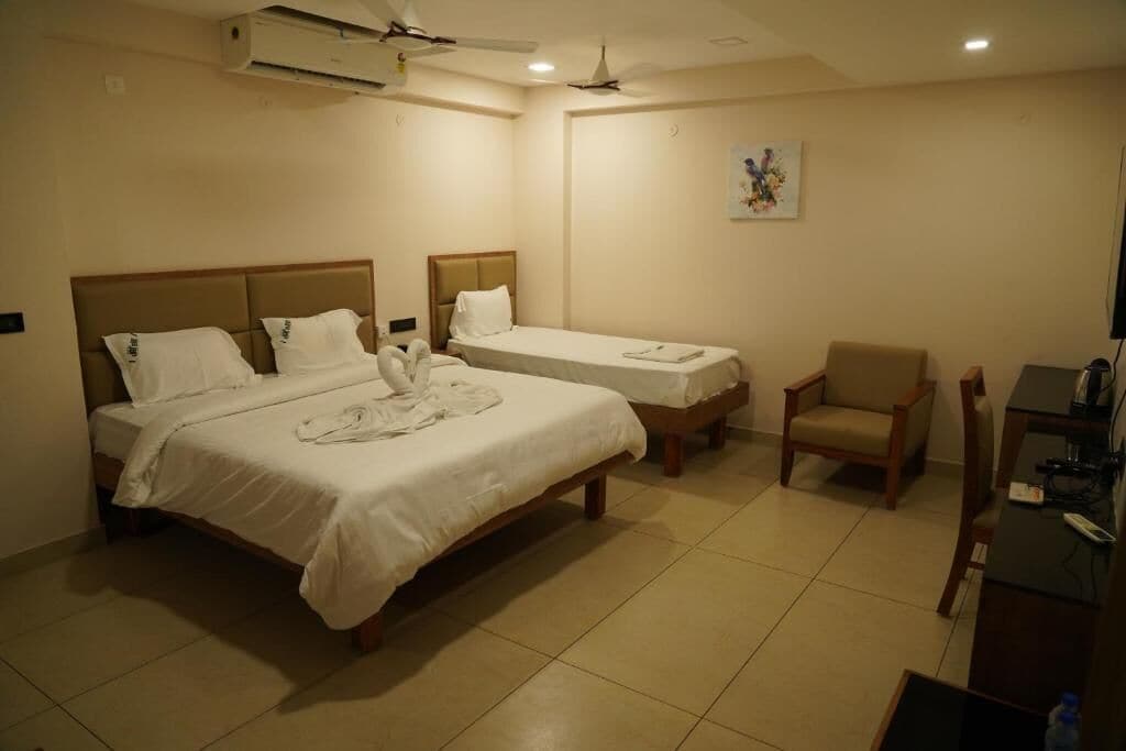 Deluxe Twin Room, City View | Laptop workspace, free WiFi