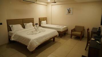 Deluxe Twin Room, City View | Laptop workspace, free WiFi