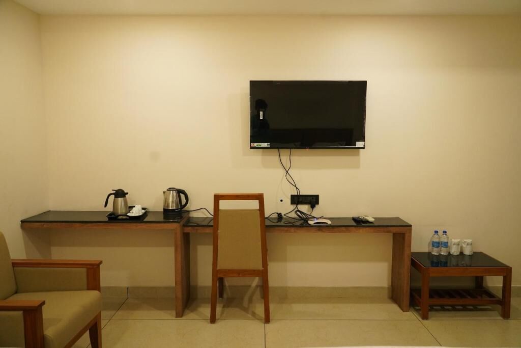 Deluxe Twin Room, City View | Interior