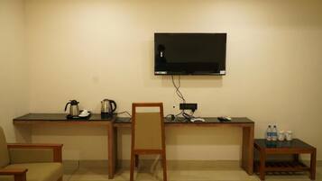 Deluxe Twin Room, City View | Interior