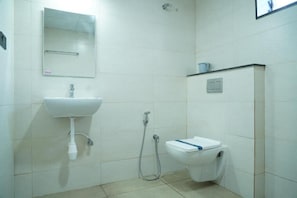 Deluxe Twin Room, City View | Bilik Mandi | Kelengkapan dandanan diri percuma, tuala disediakan, sabun, syampu 