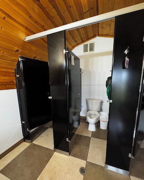 Shower, towels, toilet paper - Manor Eighteen - FULL AVAILABILITY RALLY 2026 (Sturgis)