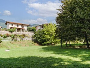A residential area with houses, a grassy lawn, and trees. - Beautiful private villa for 6 people with WIFI, private pool, TV, patio and pets allowed (Camaiore)