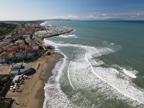 Une ville côtière dotée d’une plage, de bâtiments et d’un port de plaisance.