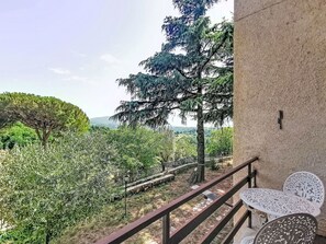 A balcony with a view of a forested landscape, a railing, and a table with chairs. - Stunning  villa for 5 people with hot tub, WIFI, balcony, pets allowed and panoramic view (Rocca Sinibalda)