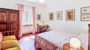 A bedroom with a bed, a desk, a chair, and a wardrobe. - Beautiful  villa for 5 guests with hot tub, WIFI, balcony, pets allowed and panoramic view (Rocca Sinibalda)