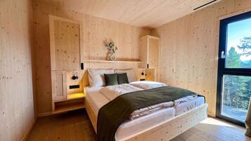 Travel crib, WiFi (free), bed sheets