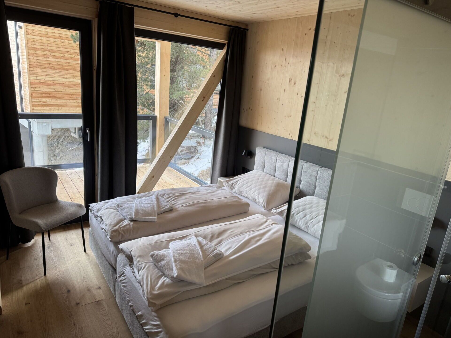 Cuna de viaje, wifi gratis y ropa de cama 