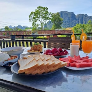 Outdoor dining - SCK Guesthouse (Vangvieng)