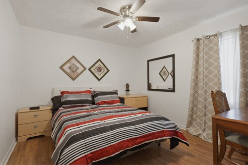 Fireplace, Private Deck & 5 Bedroom Comfort 5 Home