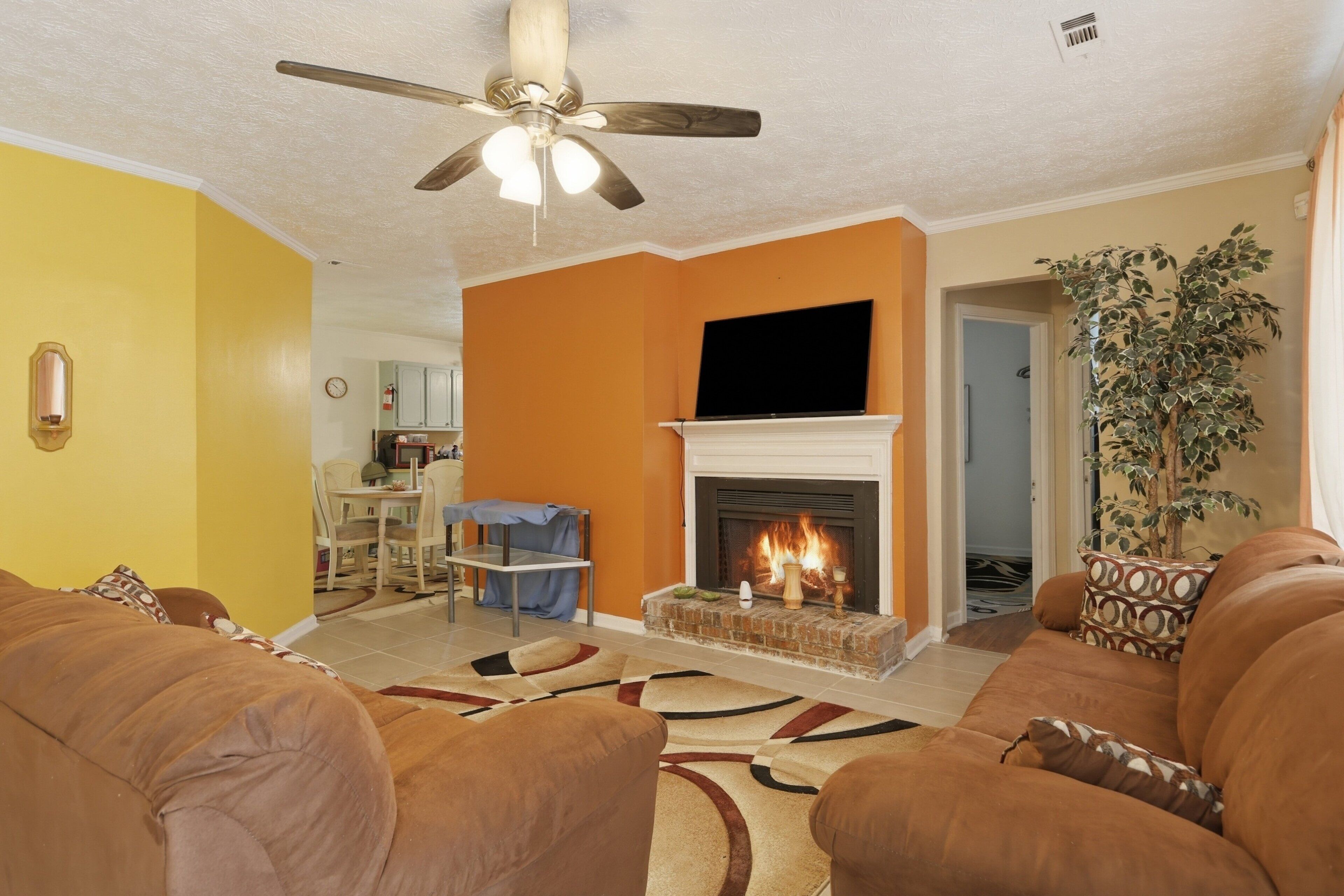 House, 5 Bedrooms | Living area