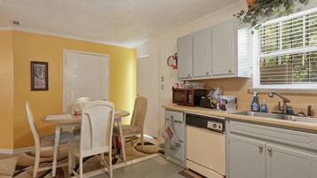 Ferienhaus, 5 Schlafzimmer | Eigene Küche | Wasserkocher mit Kaffee-/Teezubehör, Kühlschrank, Ofen, Toaster