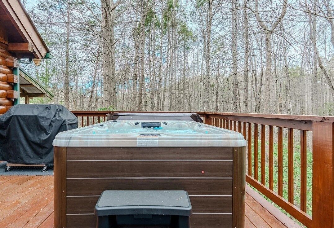 Cabin, 3 Bedrooms | Outdoor spa tub