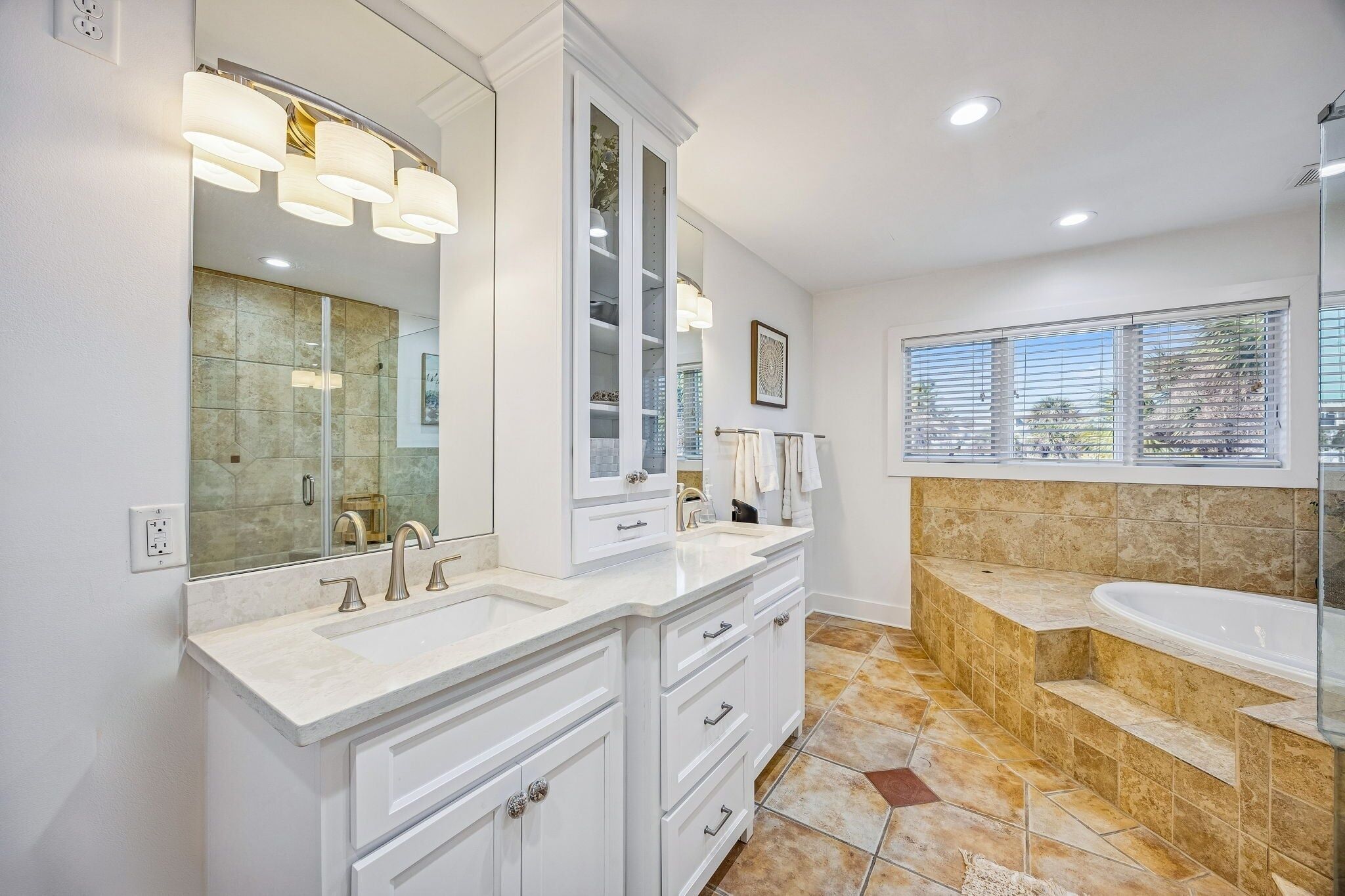 Une salle de bain moderne avec un meuble-lavabo à deux vasques, un grand miroir, une baignoire et un espace douche.