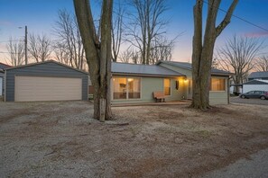Exterior - Chickasaw Chill House - Sleeps 6 - Fire Pit (Lakeview)