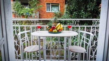 Apartment, Balcony | Outdoor dining