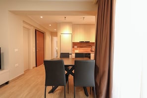 Comfort Apartment, Balcony, Beach View | Dining