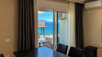 Departamento Confort, balcón, vista a la playa | Restaurantes
