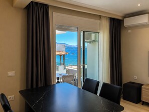 Departamento Confort, balcón, vista a la playa | Restaurantes