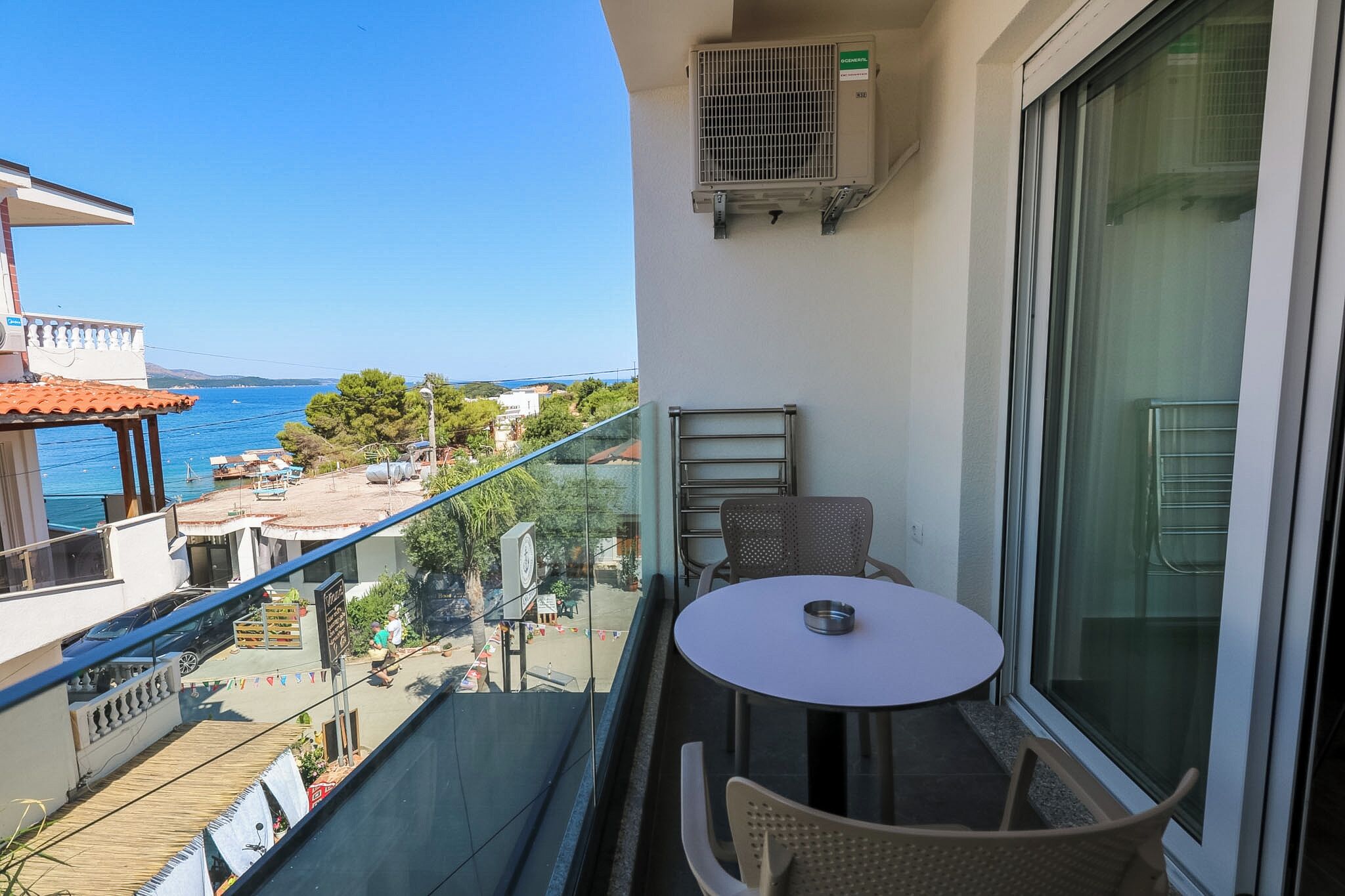 Departamento Confort, balcón, vista a la playa | Restaurante al aire libre