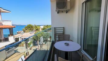Departamento Confort, balcón, vista a la playa | Restaurante al aire libre