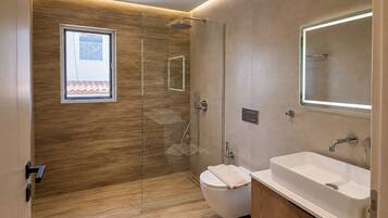 Departamento Confort, balcón, vista a la playa | Baño | Amenidades de baño gratuitas y papel de baño