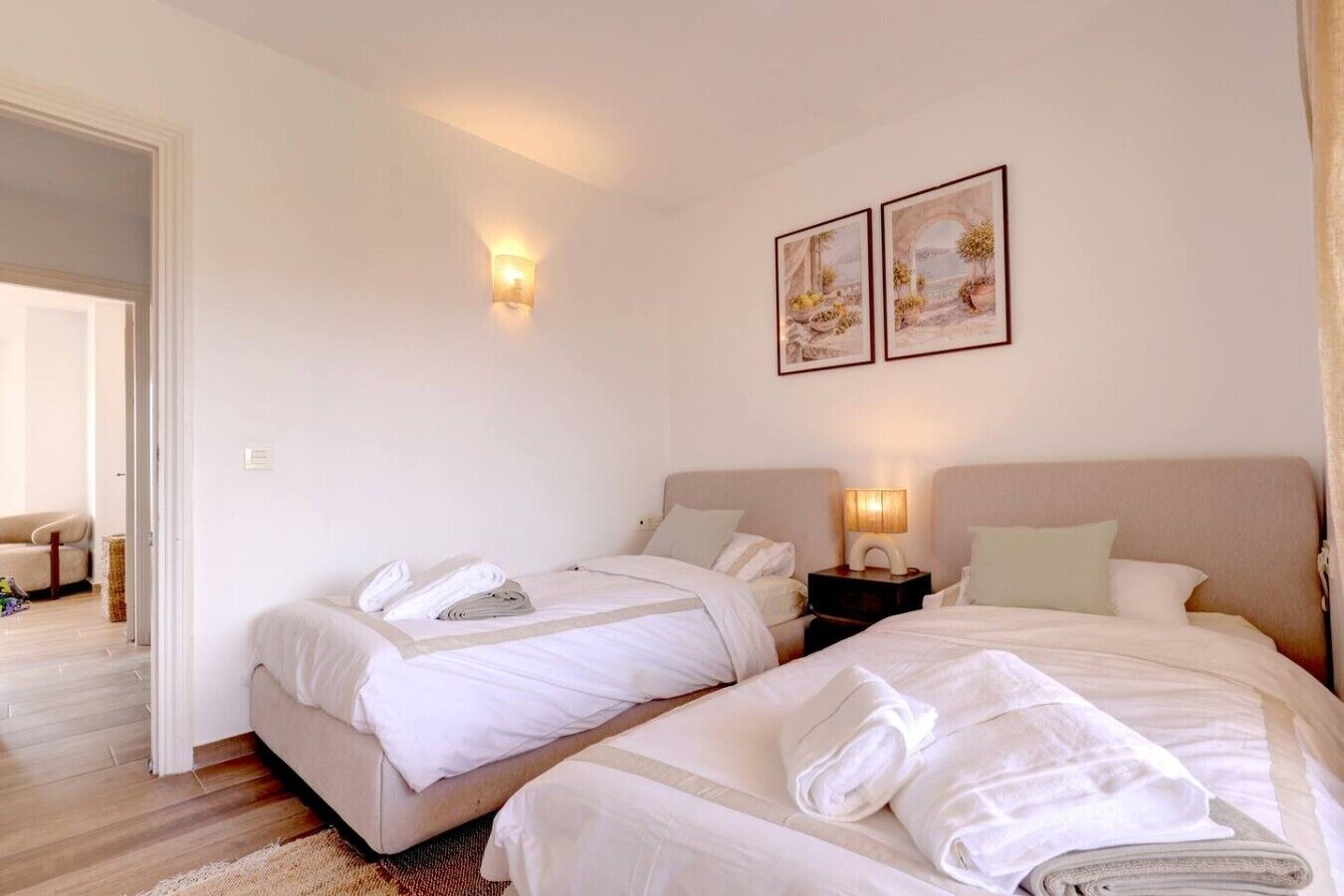 Travel cot, WiFi, bed sheets