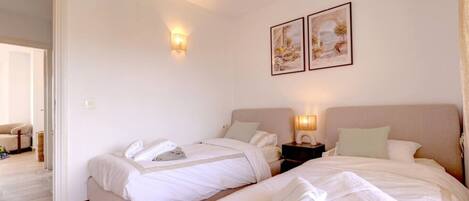 Travel cot, WiFi, bed sheets