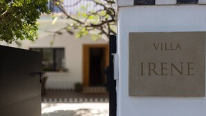 Un cartel con 'VILLA IRENE' sobre una pared blanca, indicando el nombre de la propiedad.