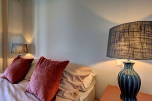 A hotel room with a bed, two bedside lamps, and a nightstand. - PAZ House with Views and a Garden (Málaga)
