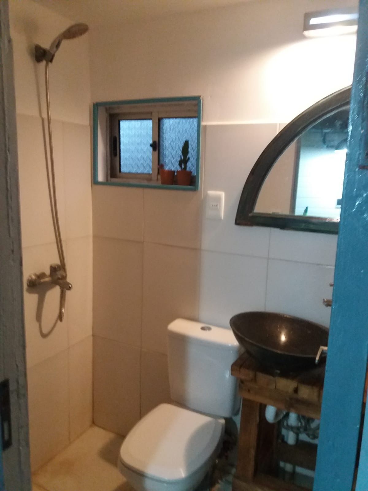 Chuveiro, toalhas de banho, papel higiênico 