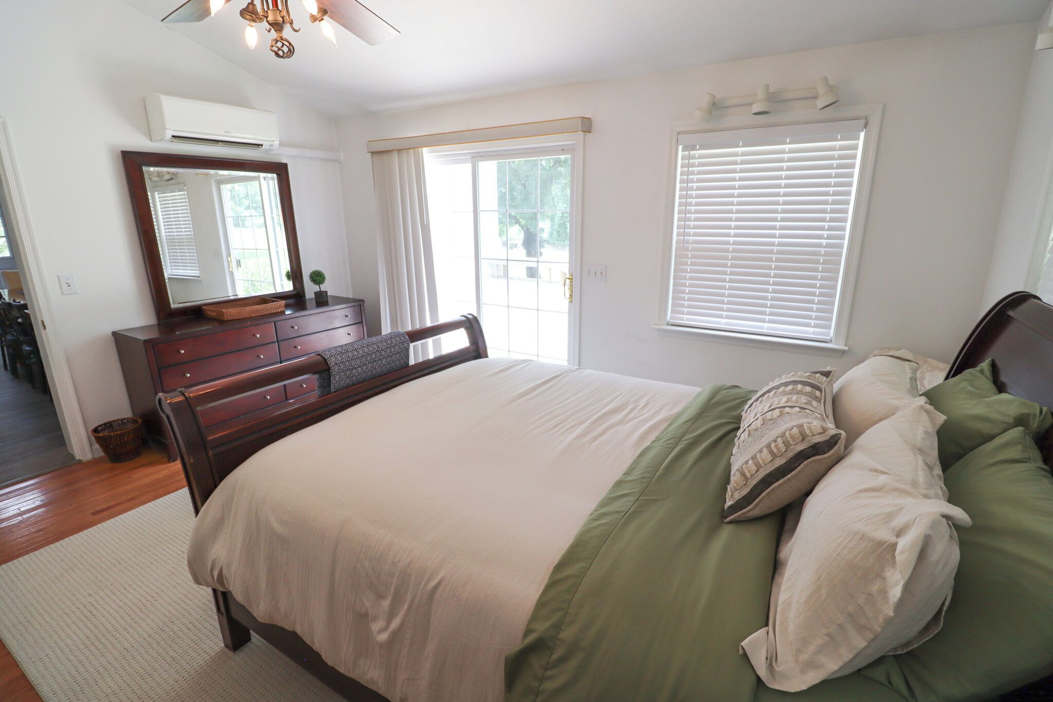 5 bedrooms, iron/ironing board, travel crib, internet