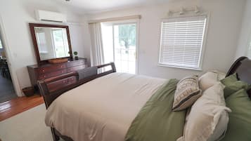 5 bedrooms, iron/ironing board, travel crib, internet