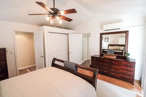 5 habitaciones, tabla de planchar con plancha, cuna de viaje y internet 