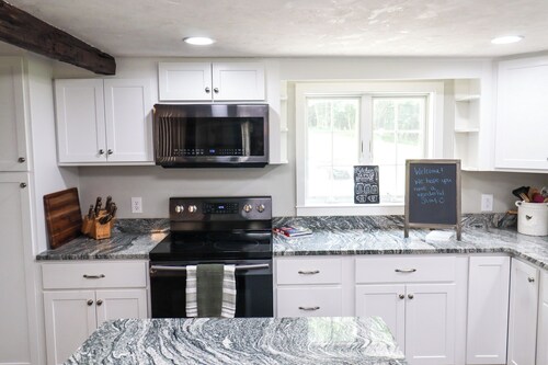 30-acre Family Farmhouse-Creek Fire Pit & Theater Near Codorus