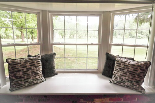 30-acre Family Farmhouse-Creek Fire Pit & Theater Near Codorus
