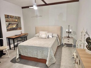 Escritorio, cuna de viaje, wifi gratis y ropa de cama 