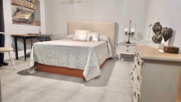 Escritorio, cuna de viaje, wifi gratis y ropa de cama