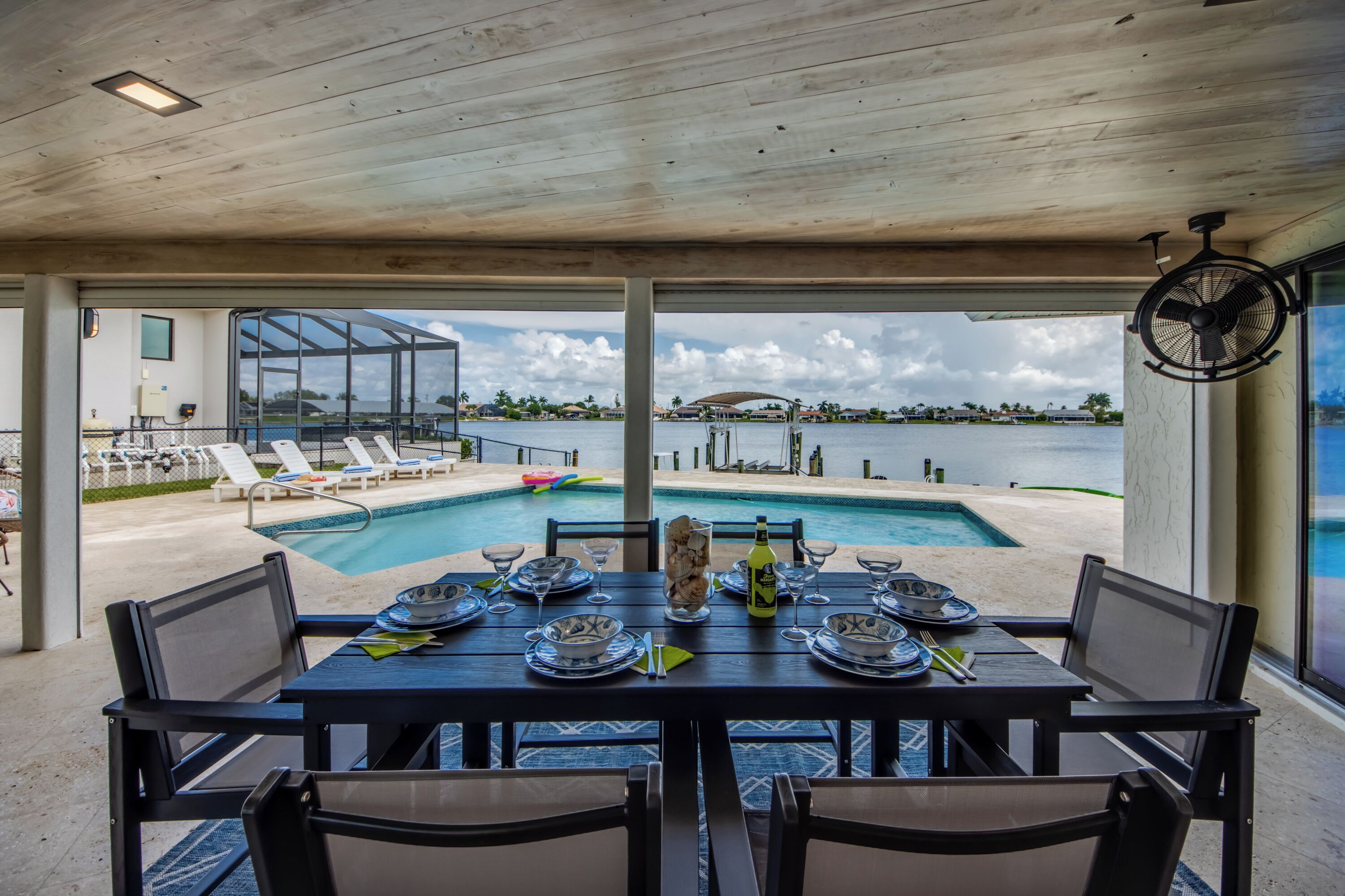 Comedor con vista a una piscina y al frente marítimo.