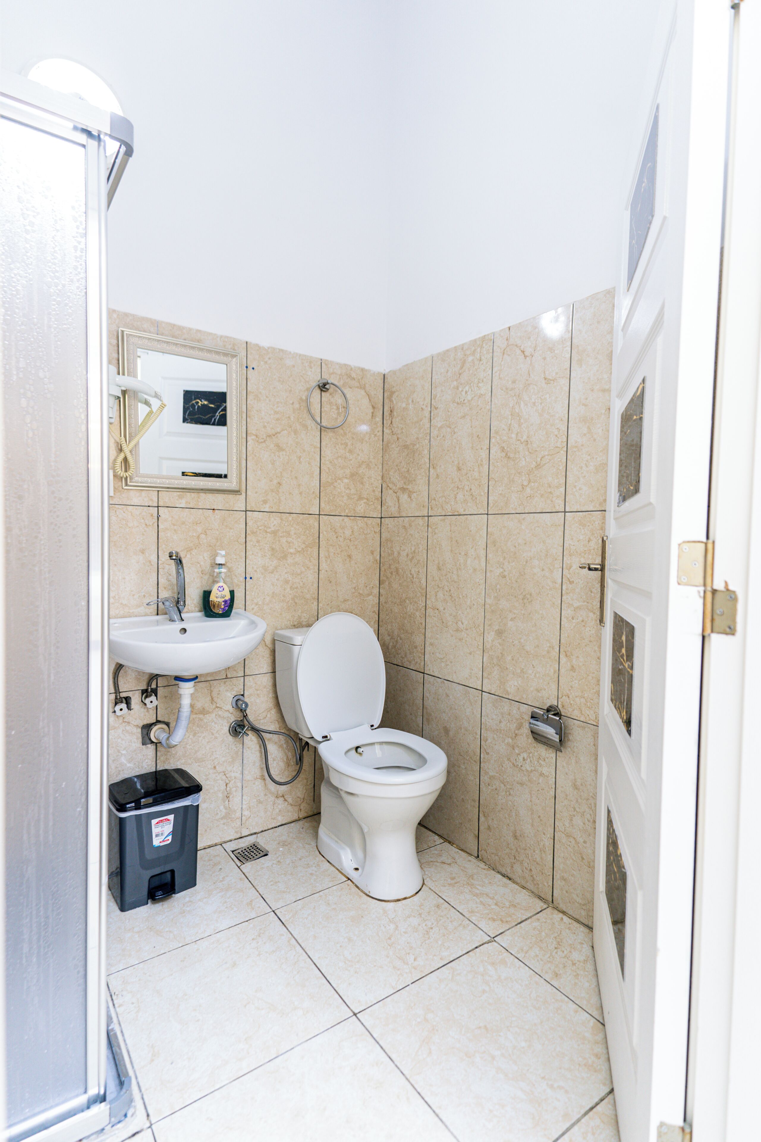 Deluxe Room | Bathroom | Free toiletries, hair dryer, slippers, towels