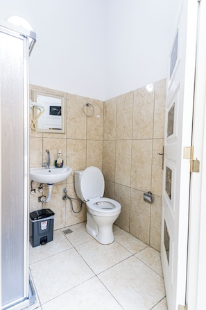 Deluxe Room | Bathroom | Free toiletries, hair dryer, slippers, towels - Galata Glory  (Istanbul)