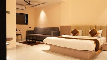 Suite, City View | Desk, free WiFi
